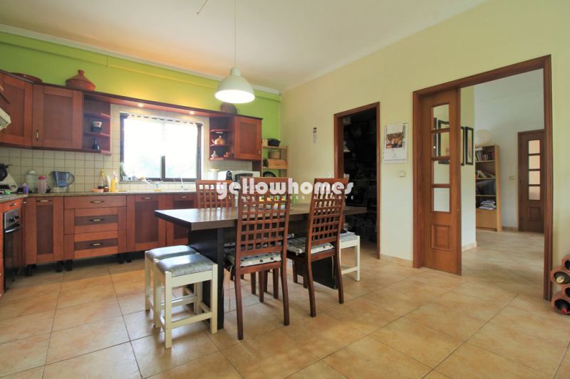 Espaçosa moradia V4 com grande terreno e muito potencial perto de Boliqueime